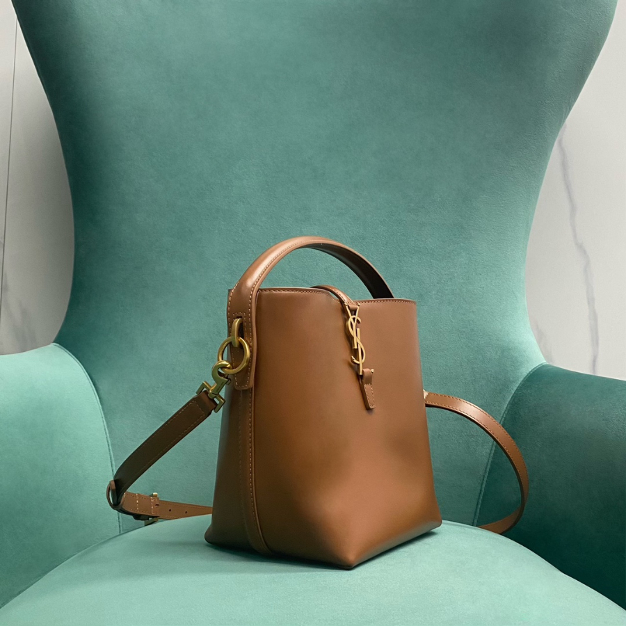 생로랑 유광 가죽 소재의 LE 37 스몰백 749036 201317cm 브라운3.jpg