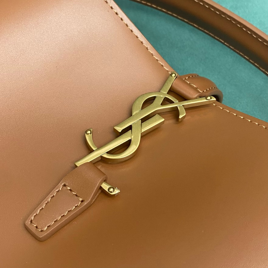 생로랑 유광 가죽 소재의 LE 37 스몰백 749036 201317cm 브라운5.jpg