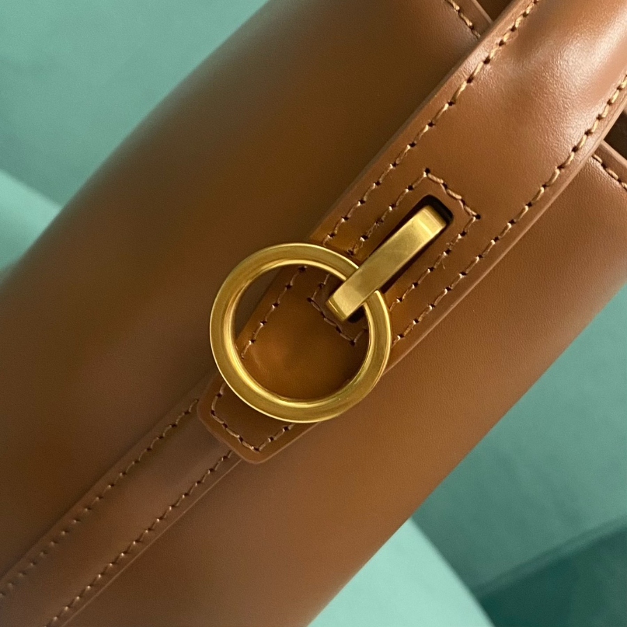 생로랑 유광 가죽 소재의 LE 37 스몰백 749036 201317cm 브라운6.jpg