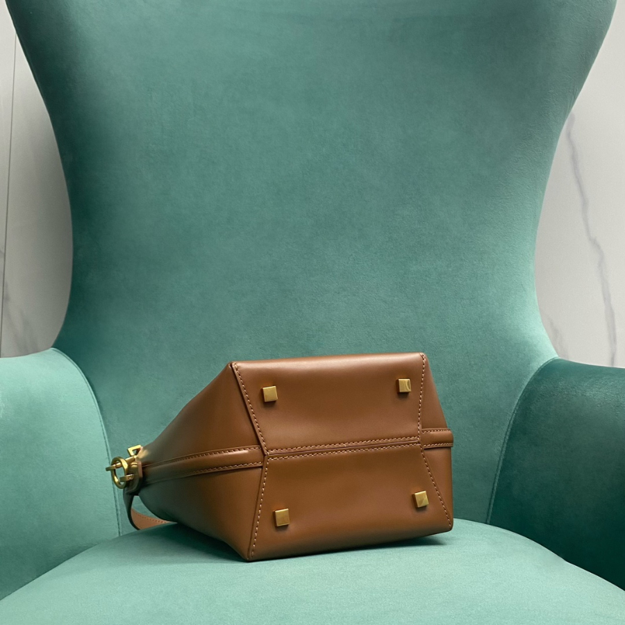 생로랑 유광 가죽 소재의 LE 37 스몰백 749036 201317cm 브라운4.jpg