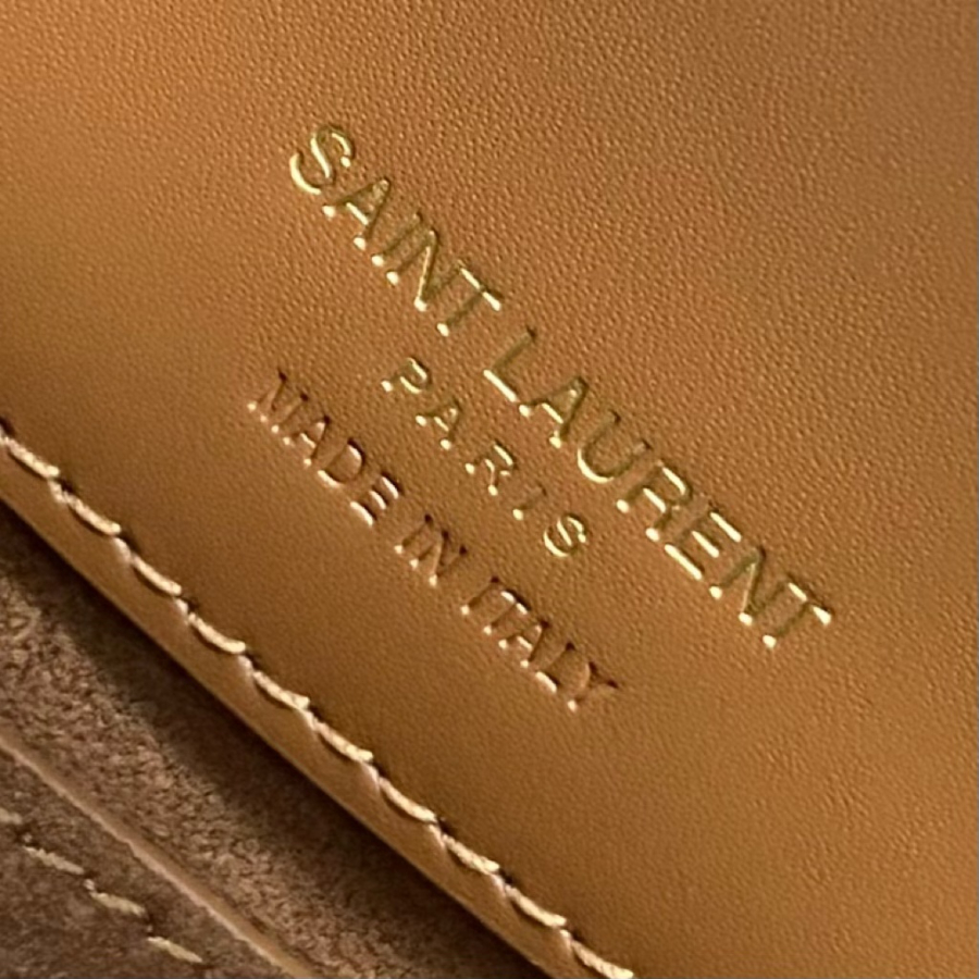 생로랑 유광 가죽 소재의 LE 37 스몰백 749036 201317cm 브라운9.jpg