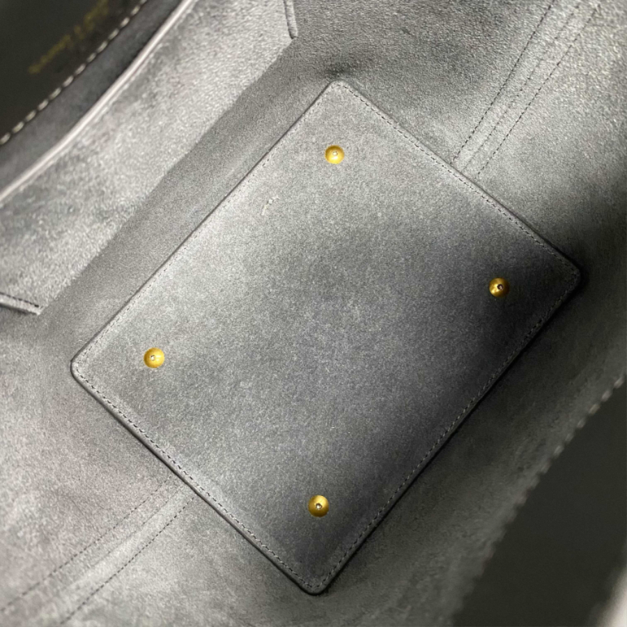 생로랑 유광 가죽 소재의 LE 37 스몰백 749036 201317cm 블랙03.jpg