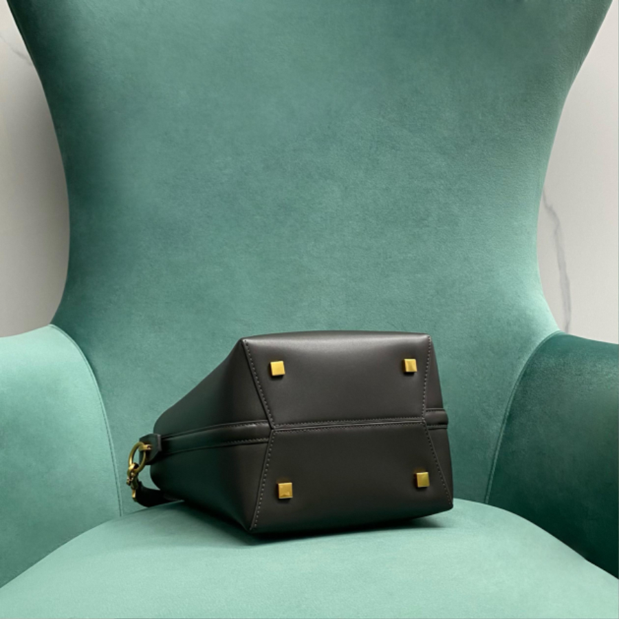 생로랑 유광 가죽 소재의 LE 37 스몰백 749036 201317cm 블랙05.jpg