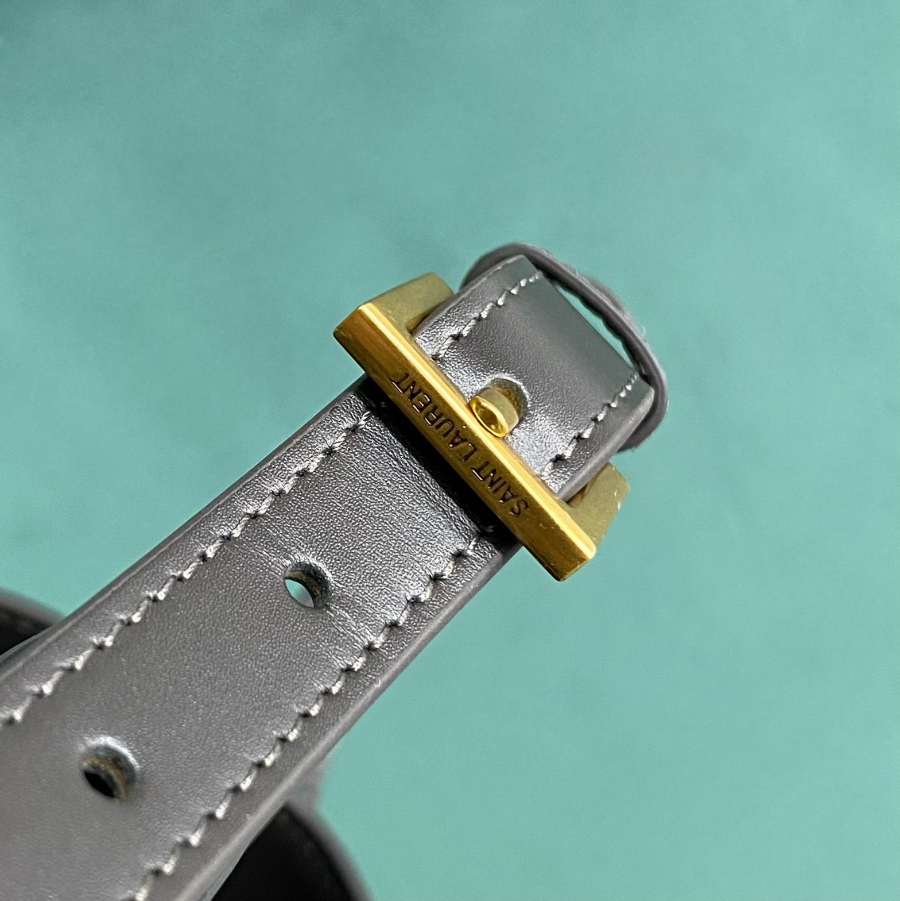 생로랑 유광 가죽 소재의 LE 37 스몰백 749036 201317cm 블랙07.jpg