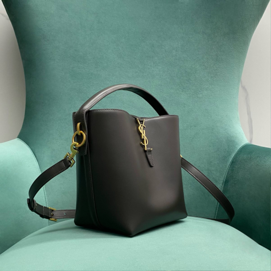 생로랑 유광 가죽 소재의 LE 37 스몰백 749036 201317cm 블랙04.jpg