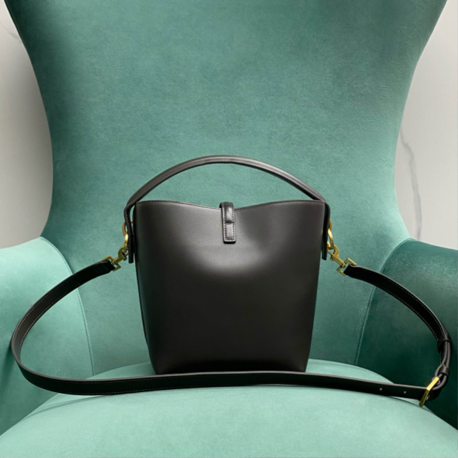 생로랑 유광 가죽 소재의 LE 37 스몰백 749036 201317cm 블랙02.jpg