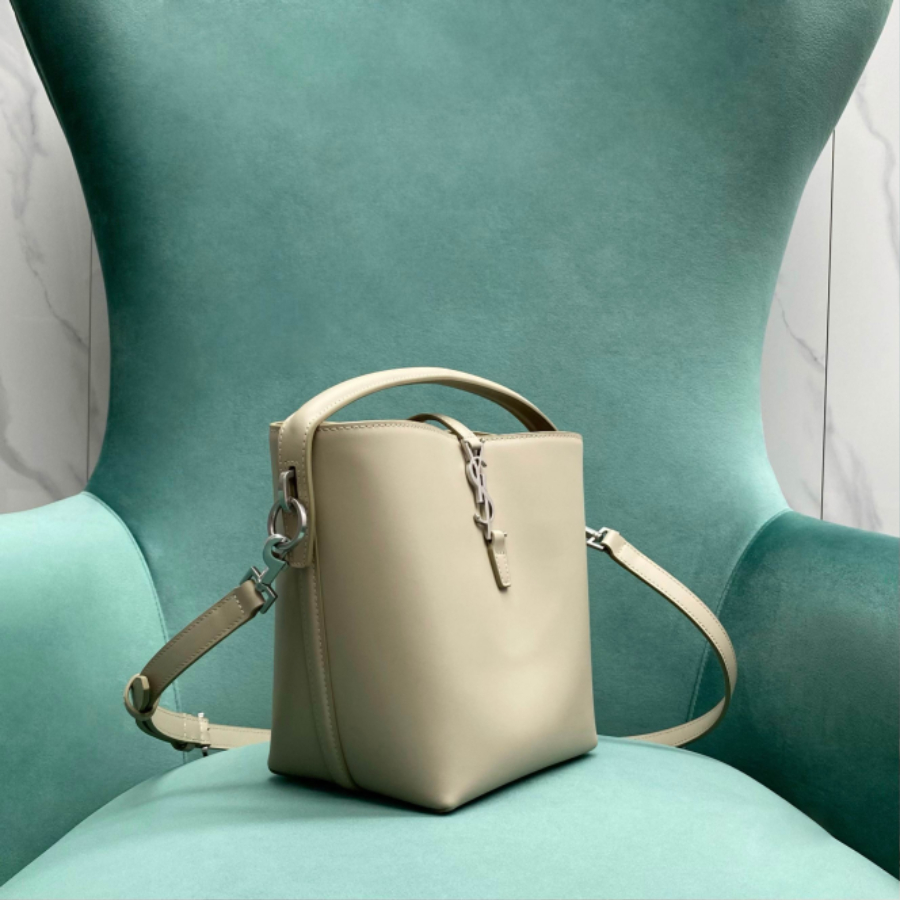 생로랑 유광 가죽 소재의 LE 37 스몰백 749036 201317cm 화이트03.jpg