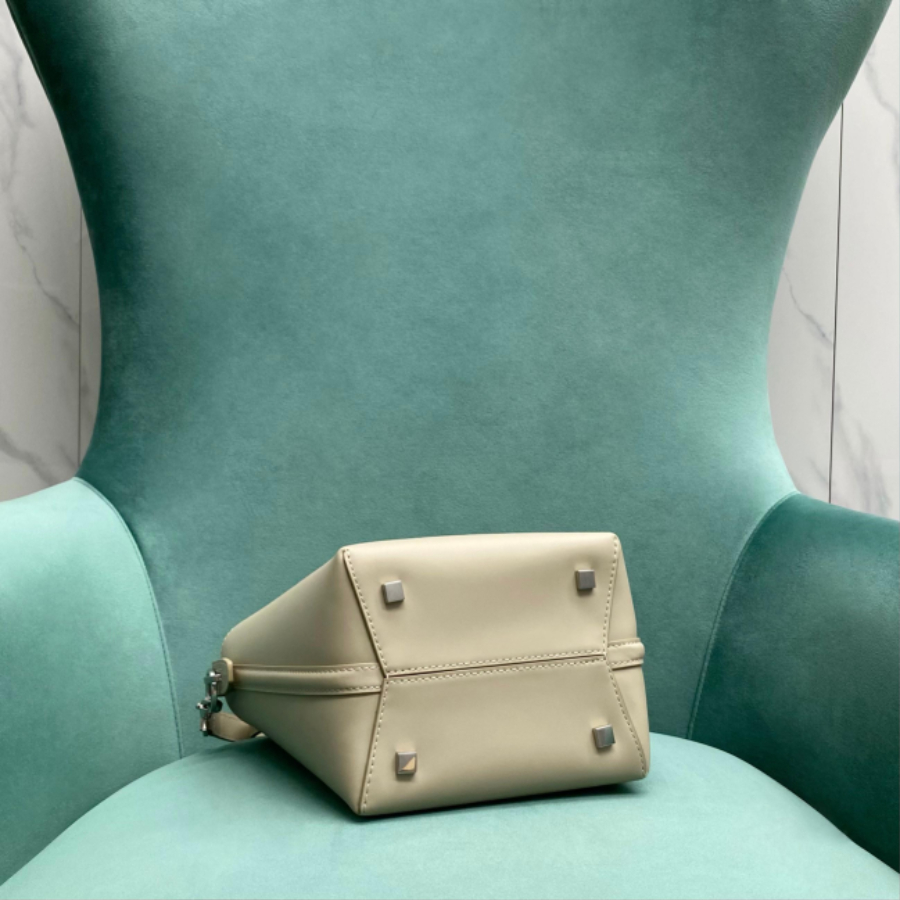 생로랑 유광 가죽 소재의 LE 37 스몰백 749036 201317cm 화이트04.jpg