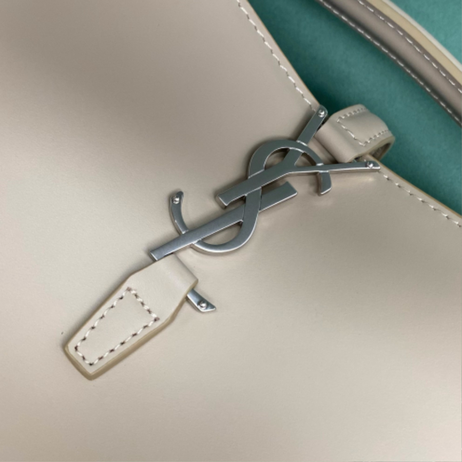 생로랑 유광 가죽 소재의 LE 37 스몰백 749036 201317cm 화이트05.jpg