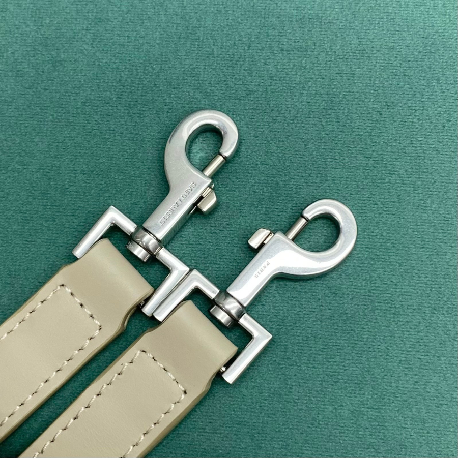 생로랑 유광 가죽 소재의 LE 37 스몰백 749036 201317cm 화이트09.jpg