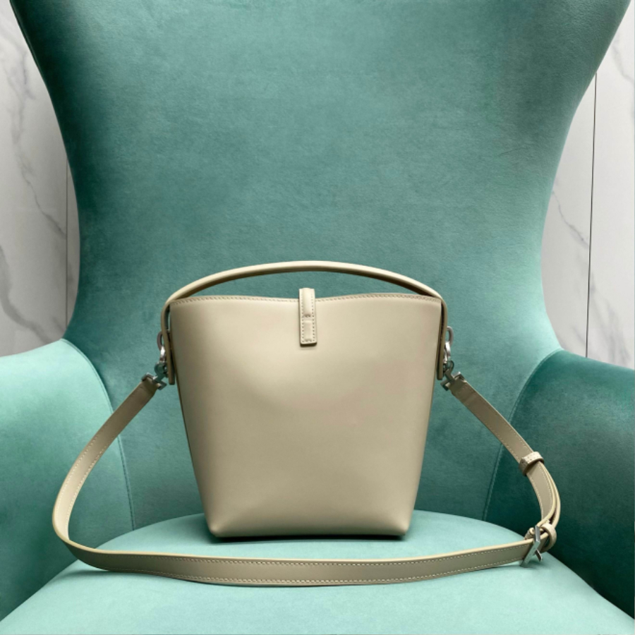 생로랑 유광 가죽 소재의 LE 37 스몰백 749036 201317cm 화이트02.jpg