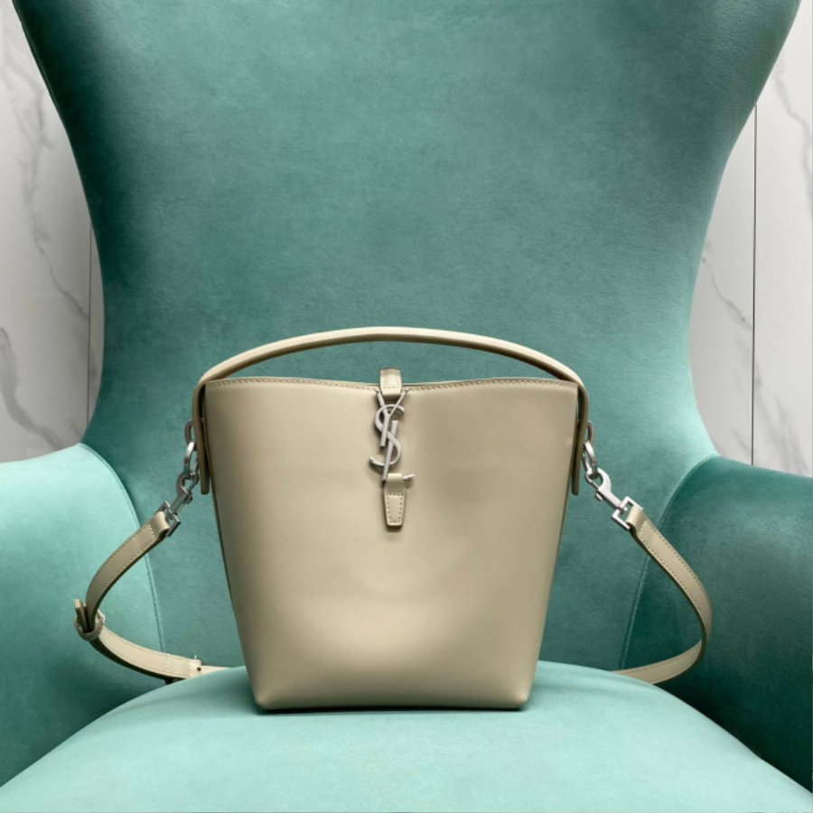 생로랑 유광 가죽 소재의 LE 37 스몰백 749036 201317cm 화이트01.jpg