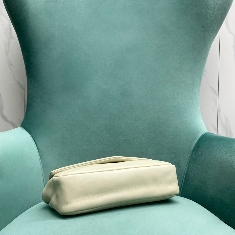 생로랑 칼립소 라지 그레인드 램스킨 화이트 734153 26714cm05.jpg