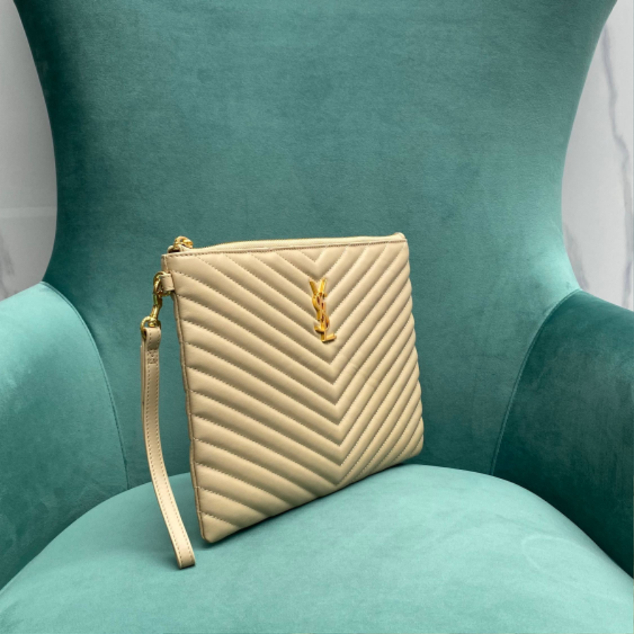 생로랑 퀼트 처리된 소재의 모노그램 태블릿 파우치 559193 30221.5cm 베이지 미디엄3.jpg