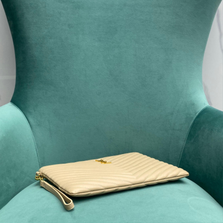 생로랑 퀼트 처리된 소재의 모노그램 태블릿 파우치 559193 30221.5cm 베이지 미디엄4.jpg