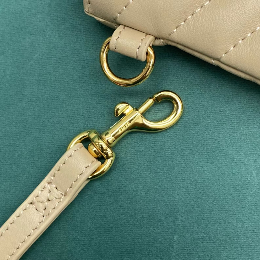 생로랑 퀼트 처리된 소재의 모노그램 태블릿 파우치 559193 30221.5cm 베이지 미디엄9.jpg