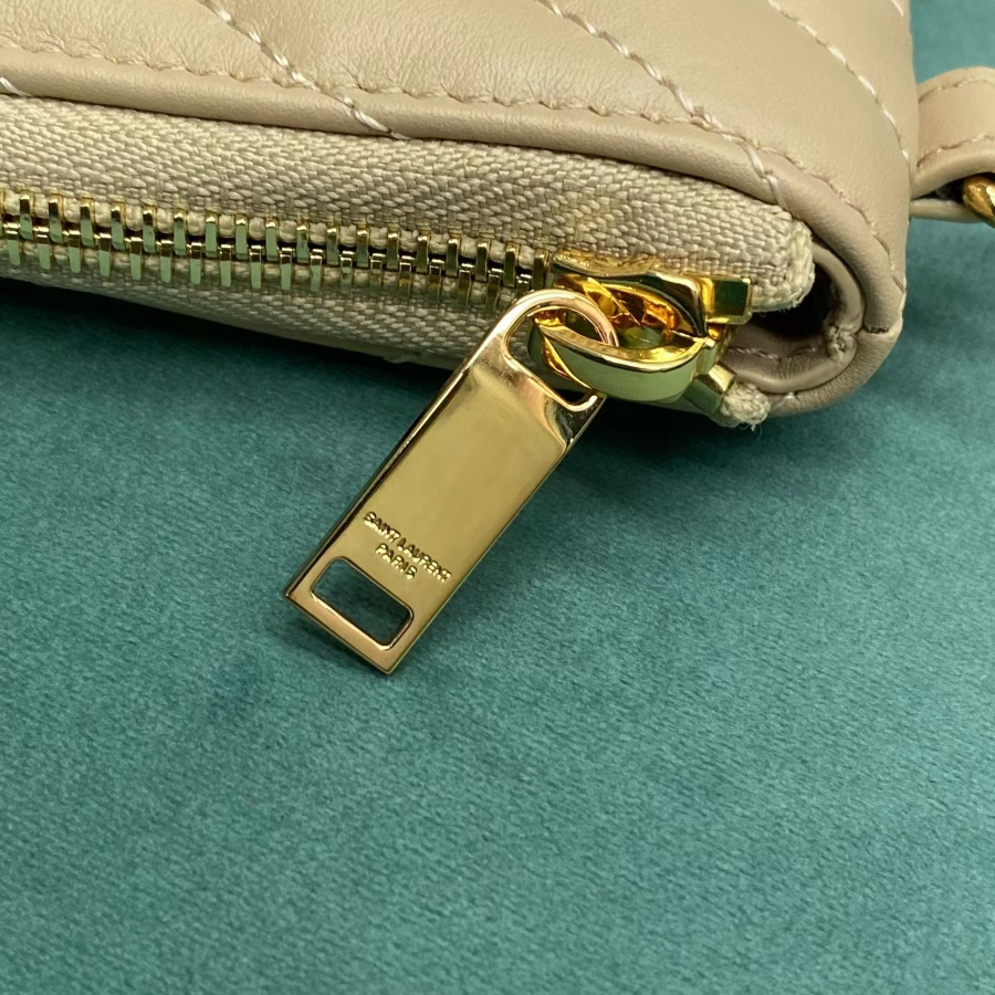 생로랑 퀼트 처리된 소재의 모노그램 태블릿 파우치 559193 30221.5cm 베이지 미디엄7.jpg