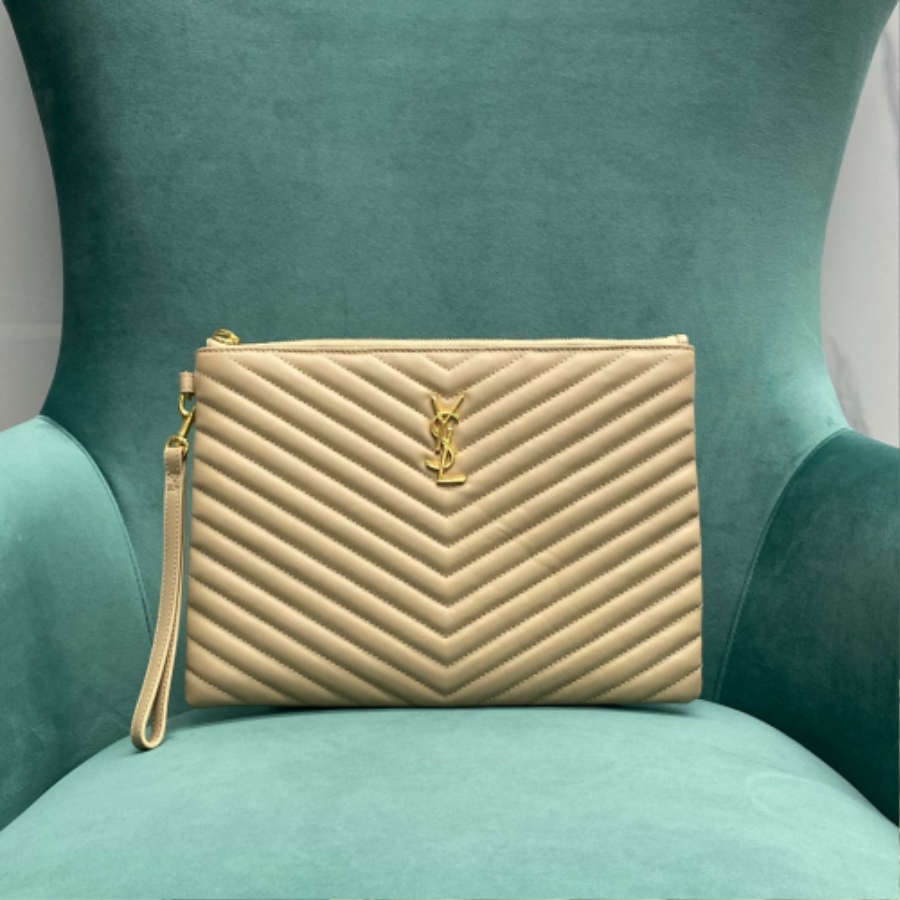 생로랑 퀼트 처리된 소재의 모노그램 태블릿 파우치 559193 30221.5cm 베이지 미디엄1.jpg