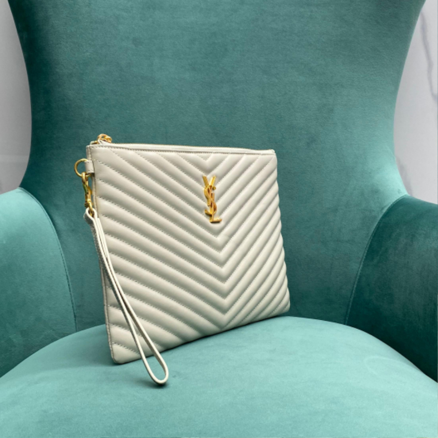 생로랑 퀼트 처리된 소재의 모노그램 태블릿 파우치 559193 30221.5cm 화이트 미디엄3.jpg