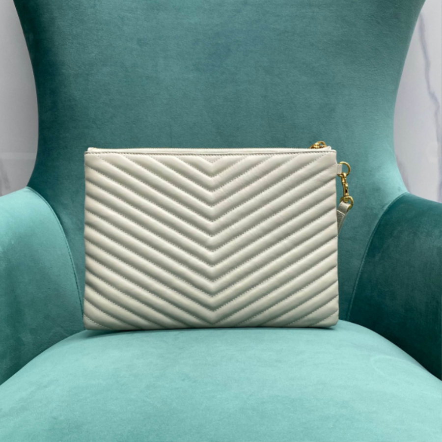 생로랑 퀼트 처리된 소재의 모노그램 태블릿 파우치 559193 30221.5cm 화이트 미디엄2.jpg