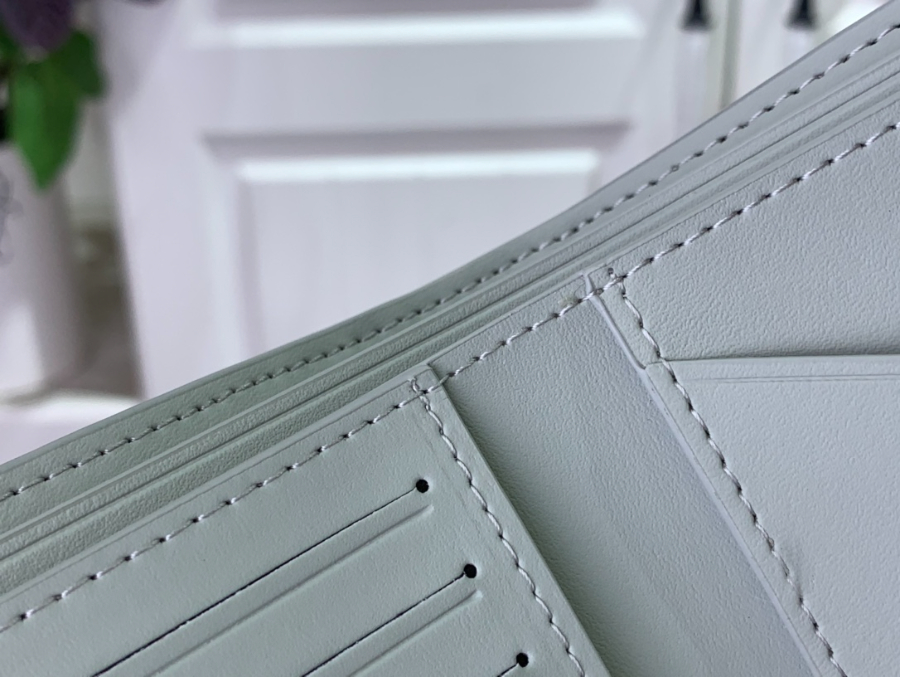 루이비통 멀티플 월릿 그레이 M82562 11.591.5cm8.jpg