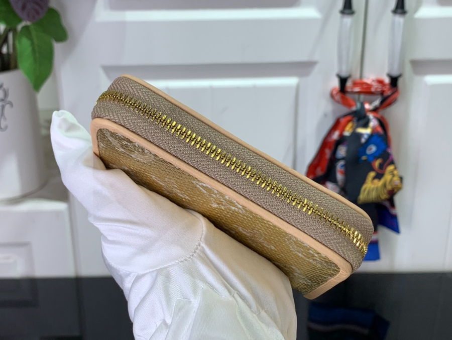 루이비통 지피 코인 퍼스 M82483 118.52cm 골드5.jpg