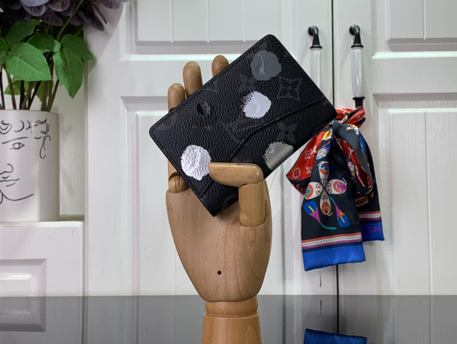 루이비통 쿠사마야요이 포켓 오거나이저 카드지갑 M81928 7.511.11cm2.jpg