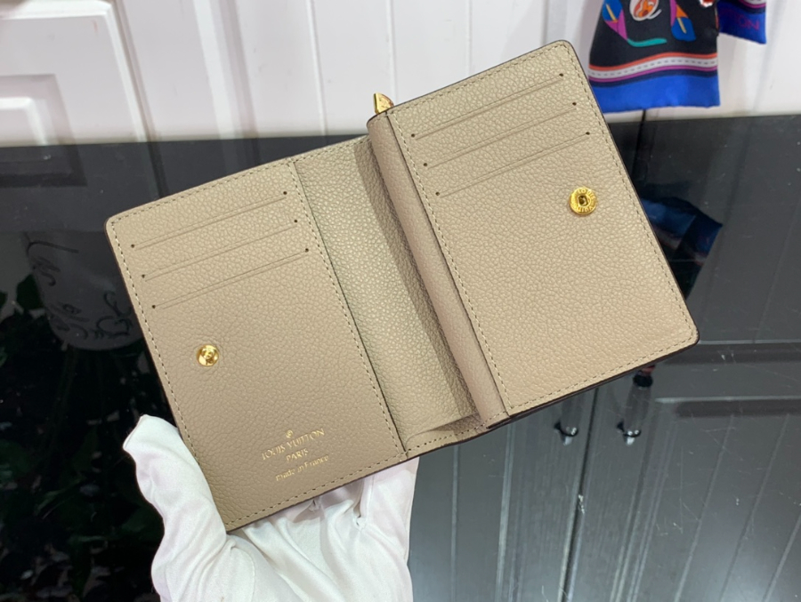 루이비통 클레아 월릿 M82370 118.53.5cm 1컬러3.jpg