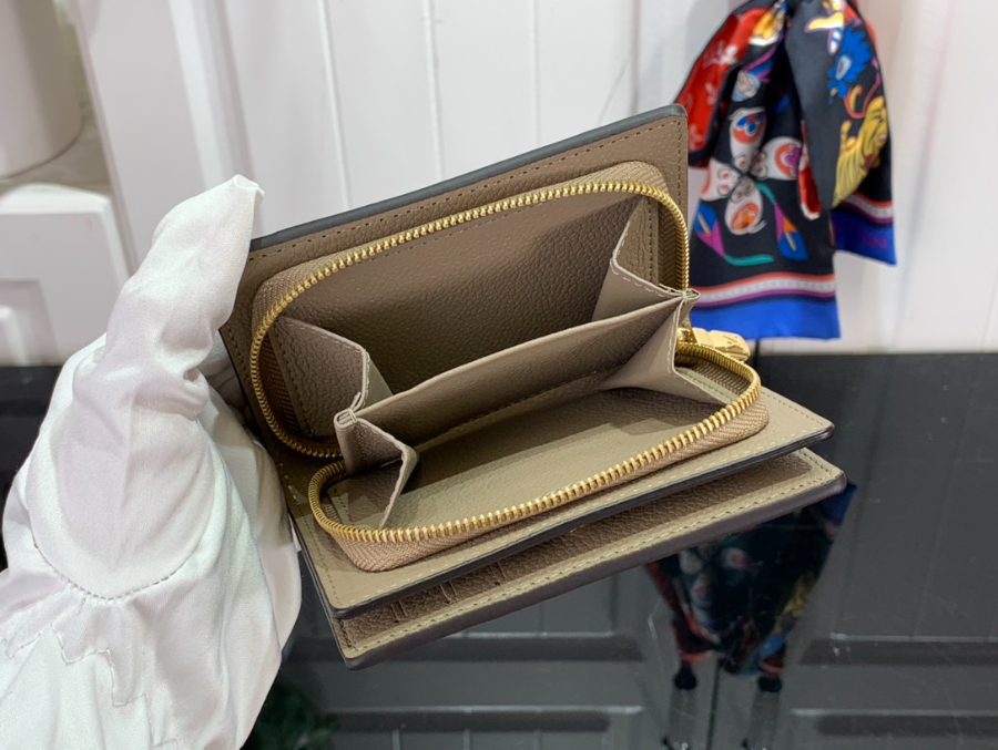 루이비통 클레아 월릿 M82370 118.53.5cm 1컬러4.jpg