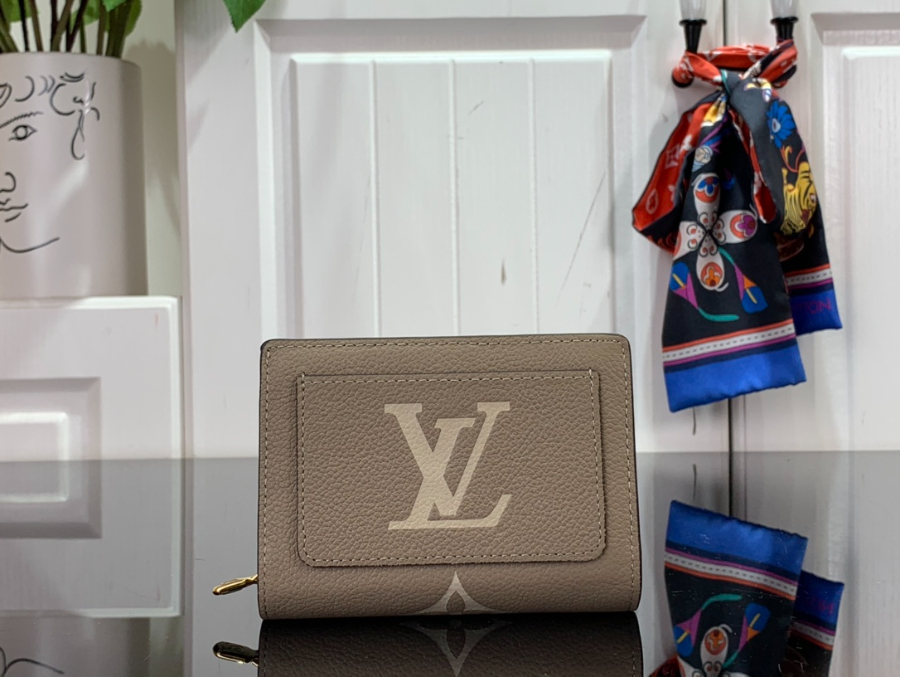 루이비통 클레아 월릿 M82370 118.53.5cm 1컬러2.jpg