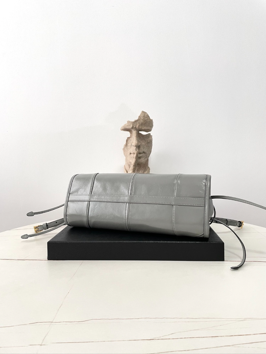 프라다 미디엄레더핸드백03.jpg