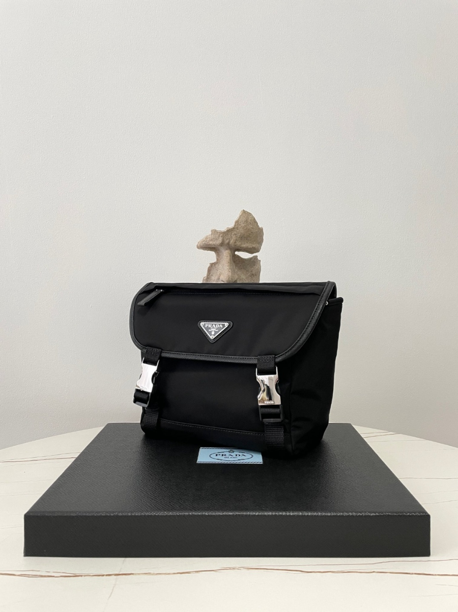 프라다 리나일론숄더백2.jpg