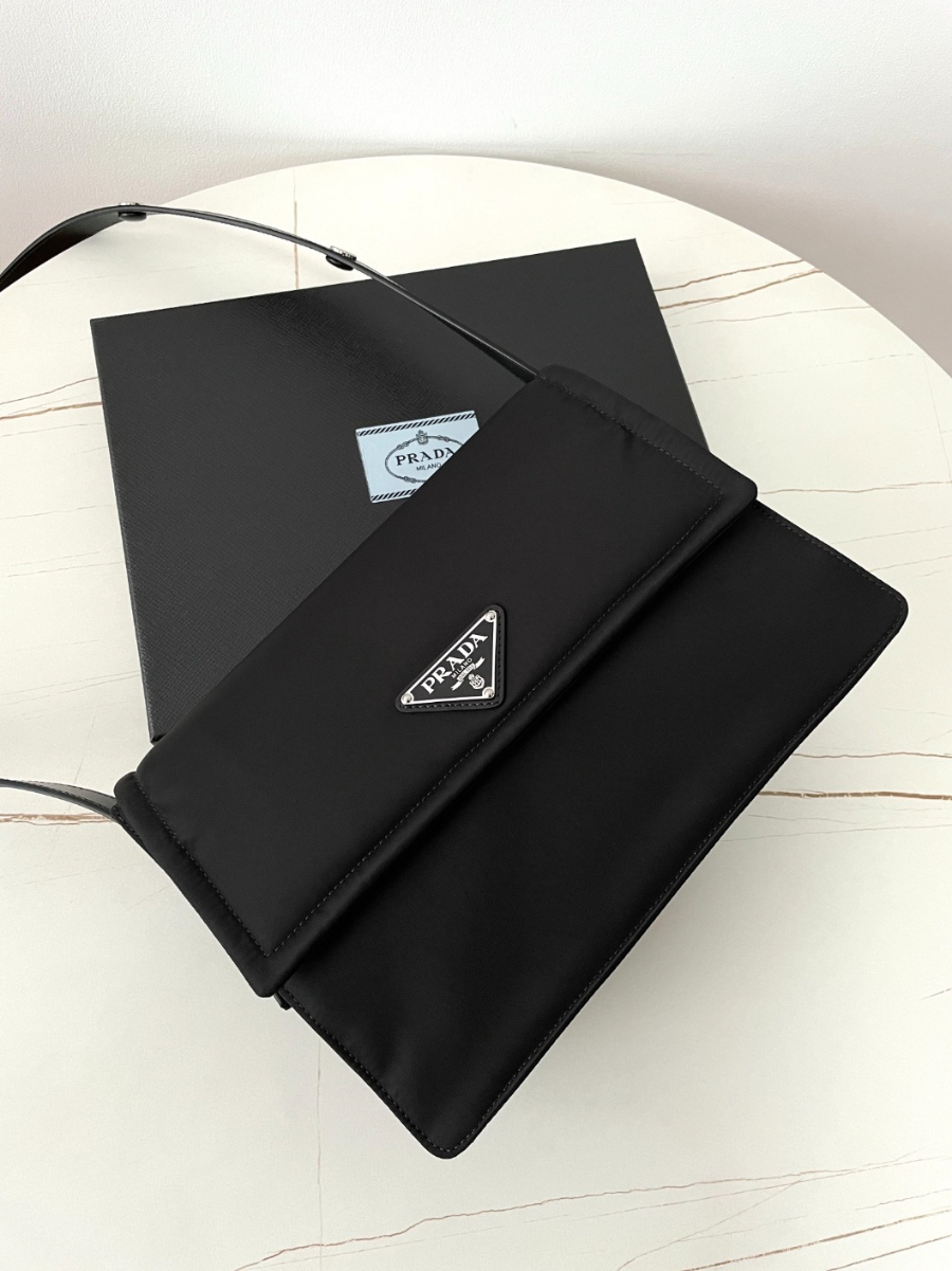 프라다 리나일론패딩숄더백8.jpg