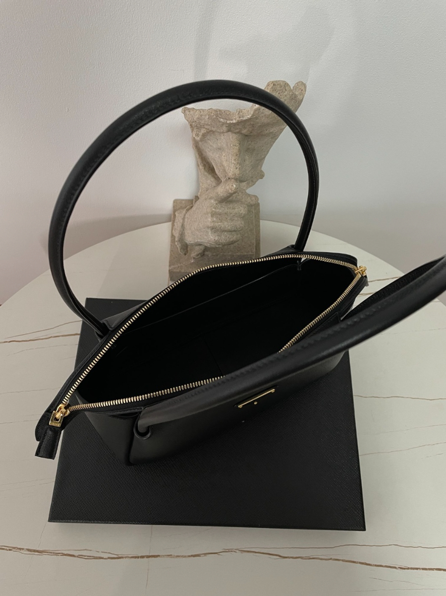 프라다 미디엄레더핸드백6.jpg