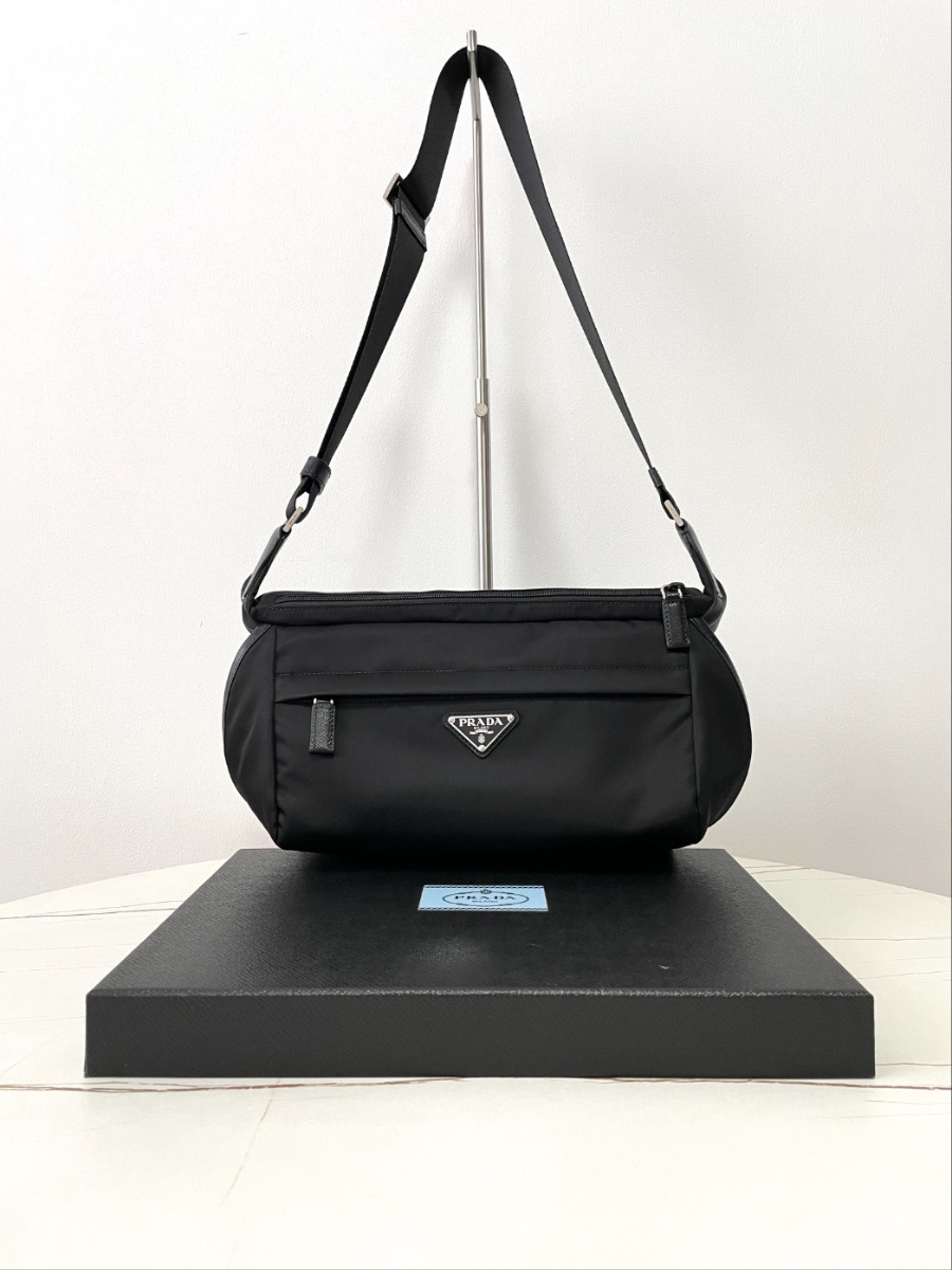 프라다 바이커백미디엄9.jpg