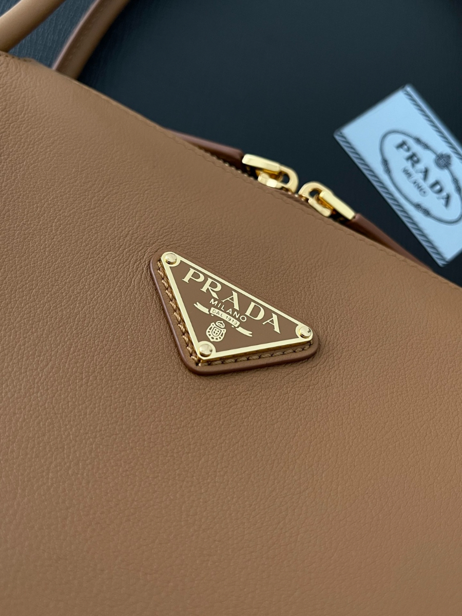 프라다 미디엄레더핸드백 브라운5.jpg