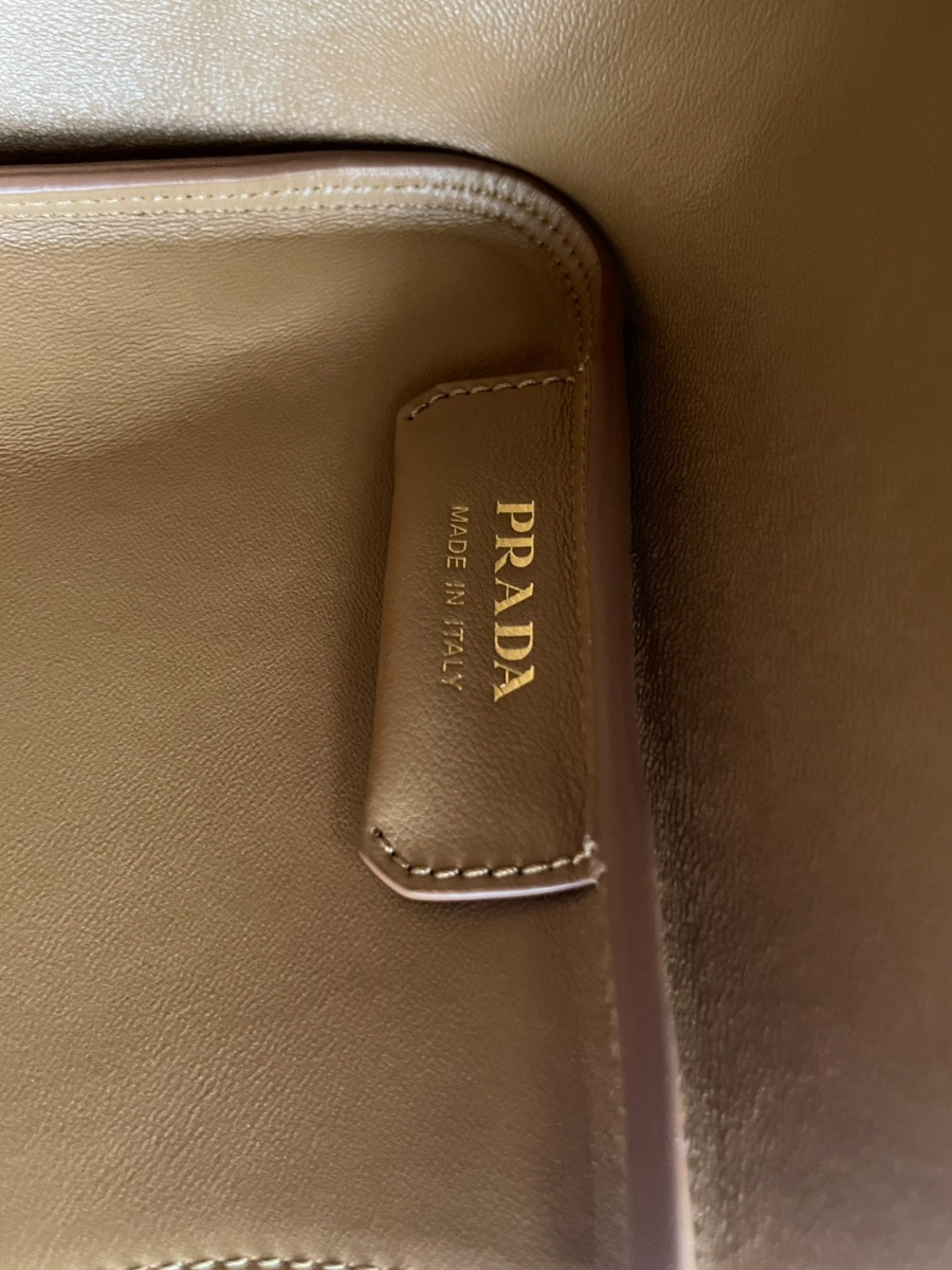 프라다 미디엄레더핸드백 브라운7.jpg
