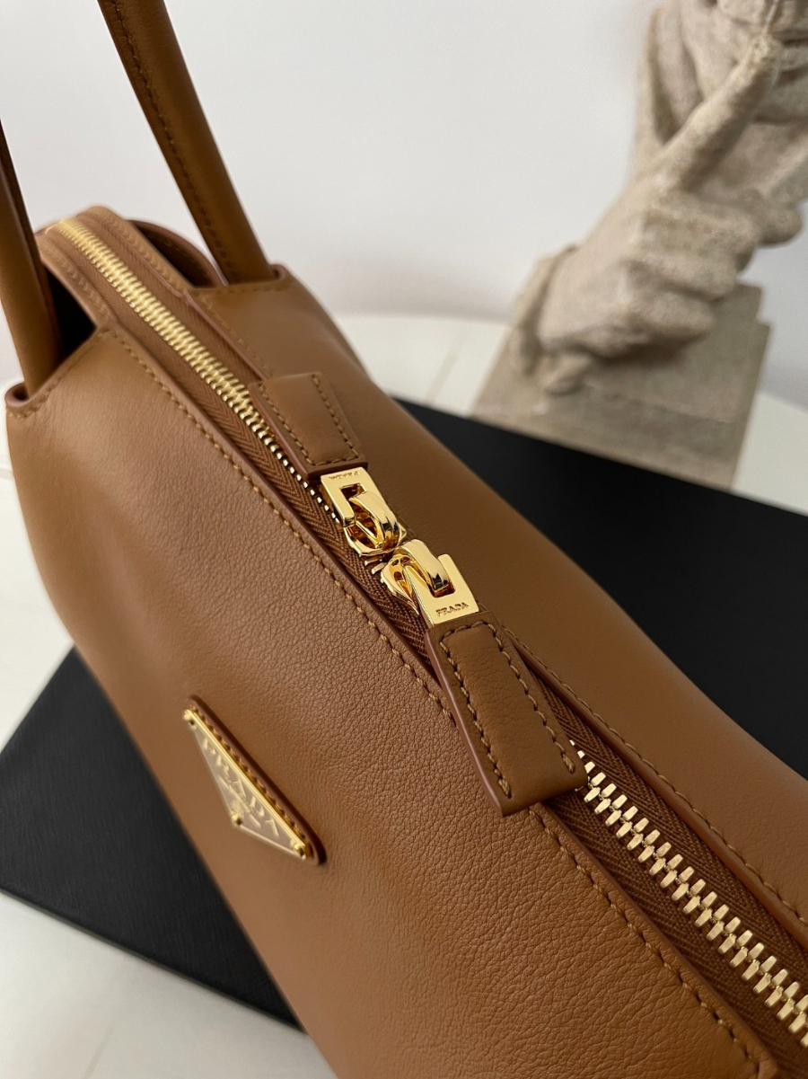 프라다 미디엄레더핸드백 브라운6.jpg