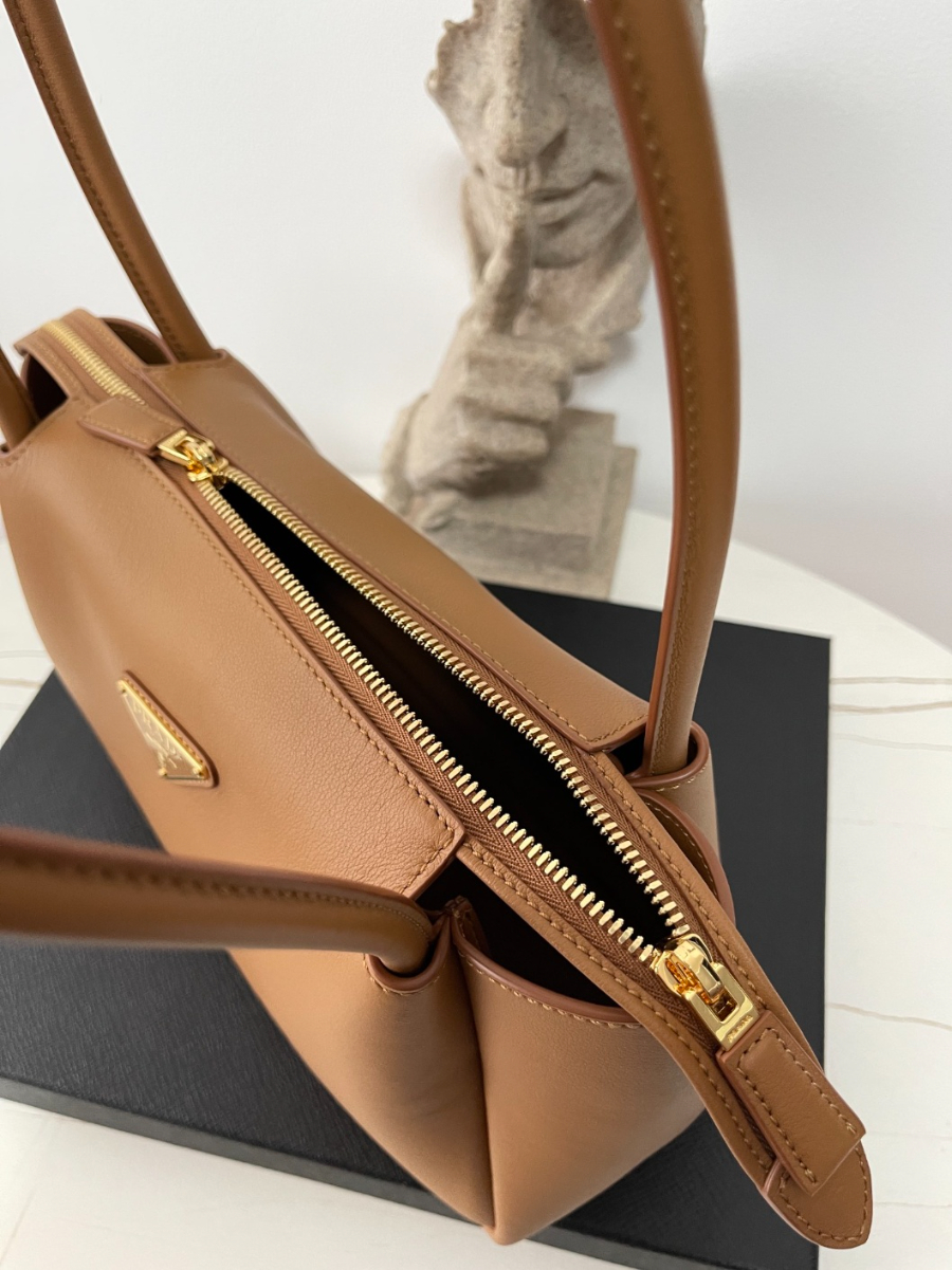 프라다 미디엄레더핸드백 브라운8.jpg