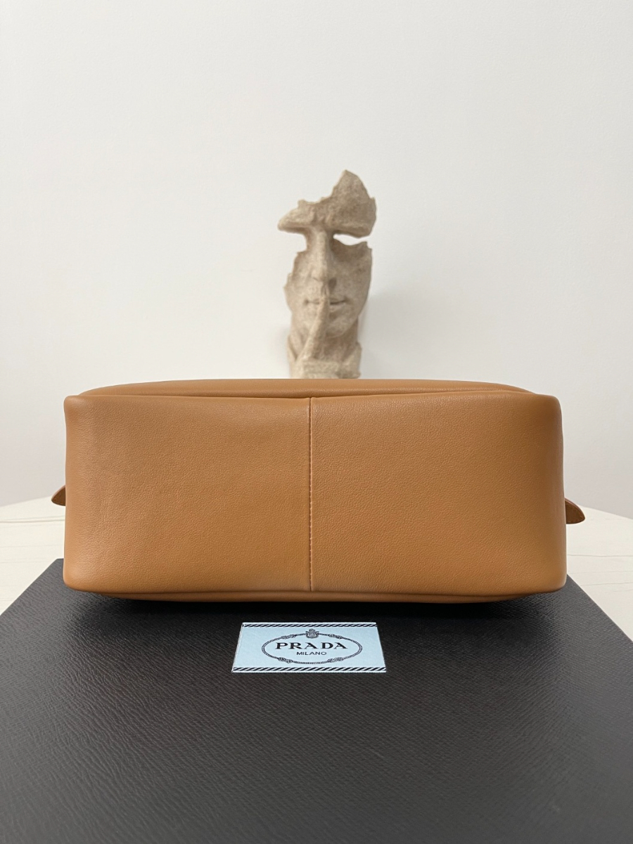 프라다 미디엄레더핸드백 브라운3.jpg