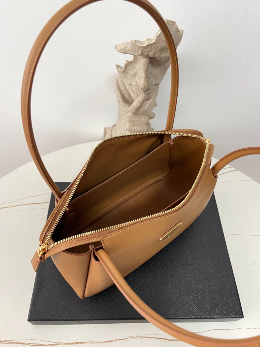 프라다 미디엄레더핸드백 브라운4.jpg