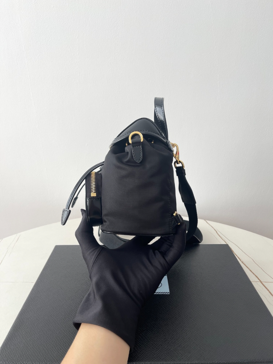 프라다 스몰리나일론브러시드백팩03.jpg