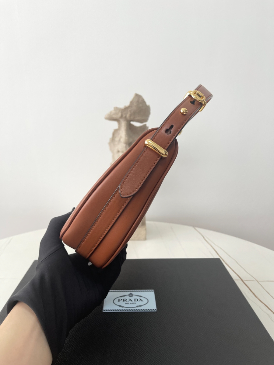 프라다 아르케가죽숄더백 브라운3.jpg