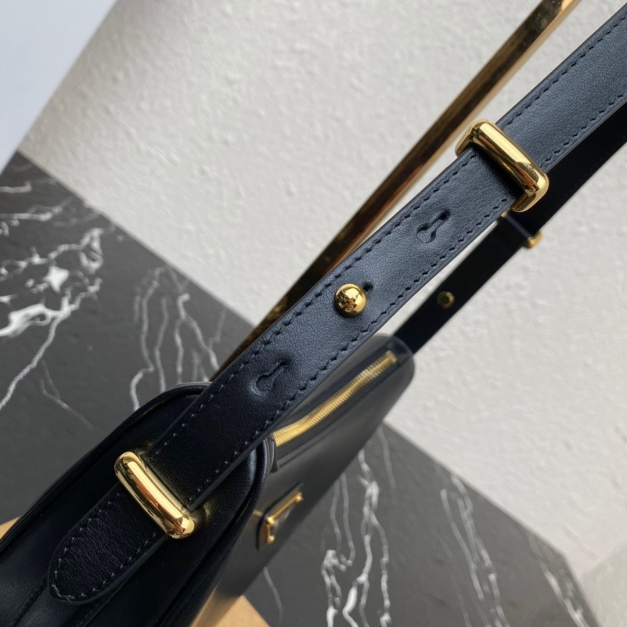 프라다 레더숄더백5.jpg