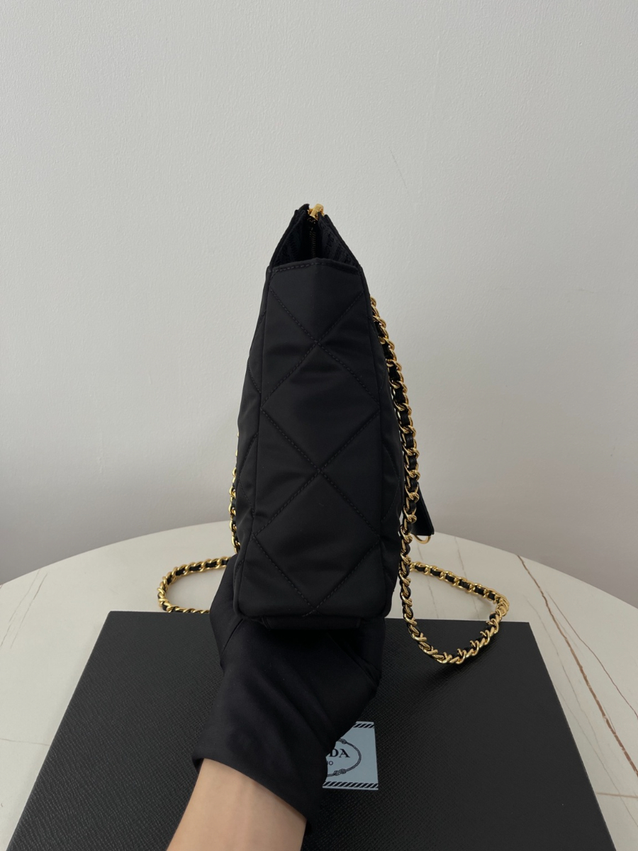 프라다 리나일론체인숄더백3.jpg