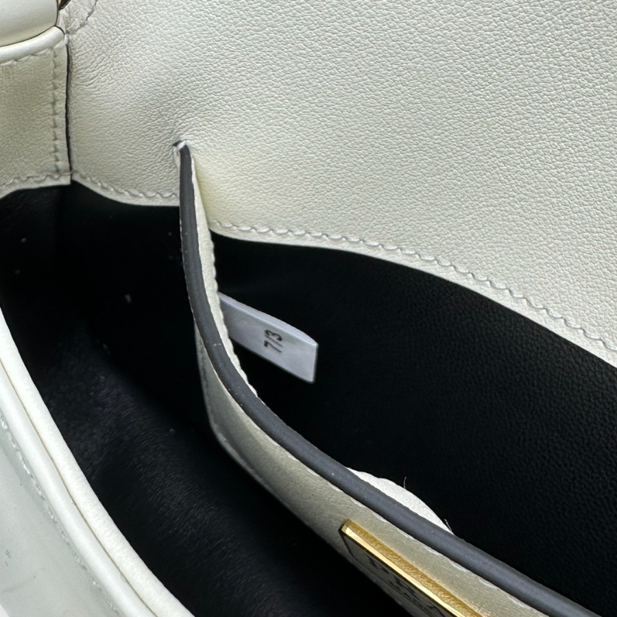 프라다 브러시드가죽숄더백 아이보리9.jpg