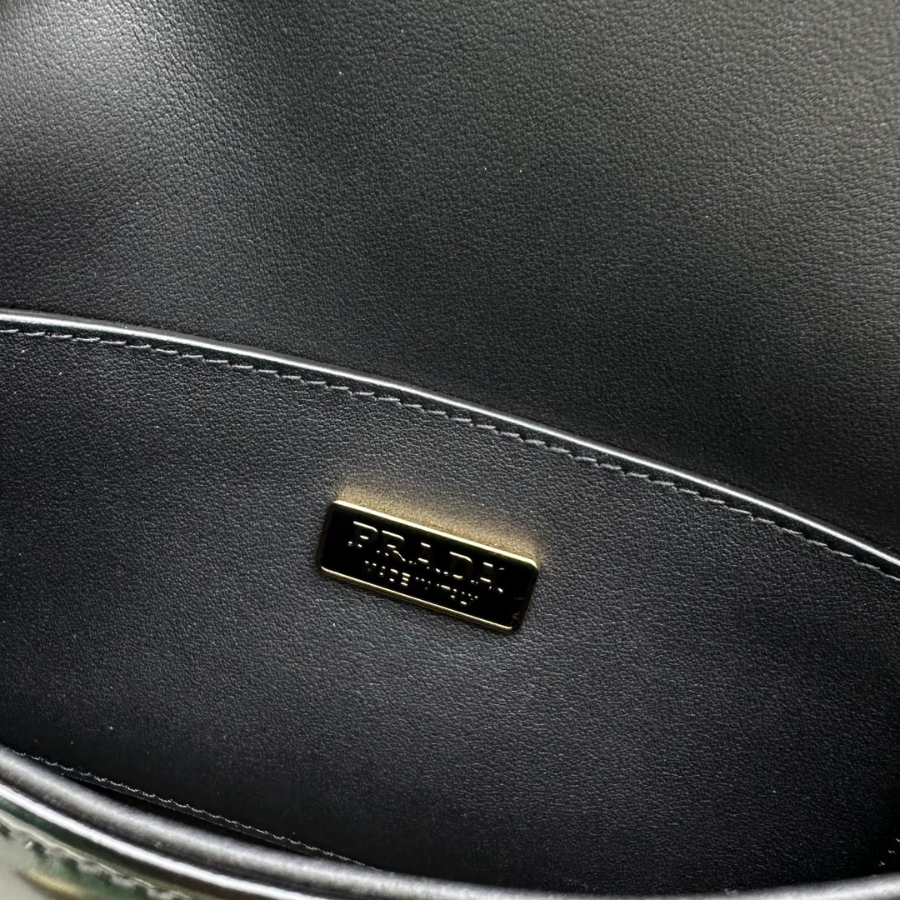 프라다 브러시드가죽숄더백5 (1).jpg