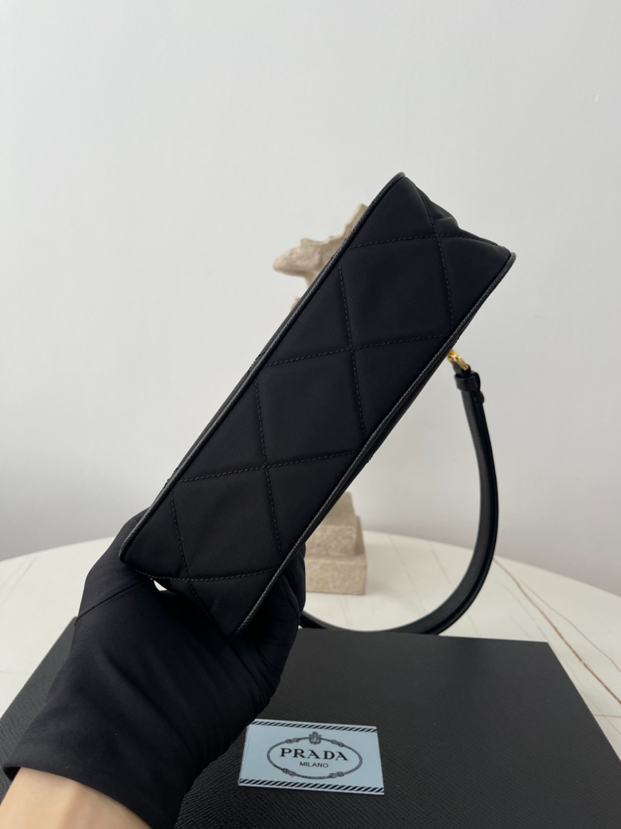 프라다 퀼팅체인호보백8.jpg