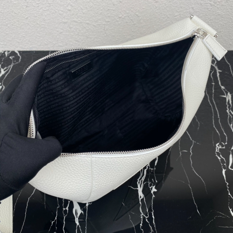 프라다 삼각로고엠보스숄더백8.jpg