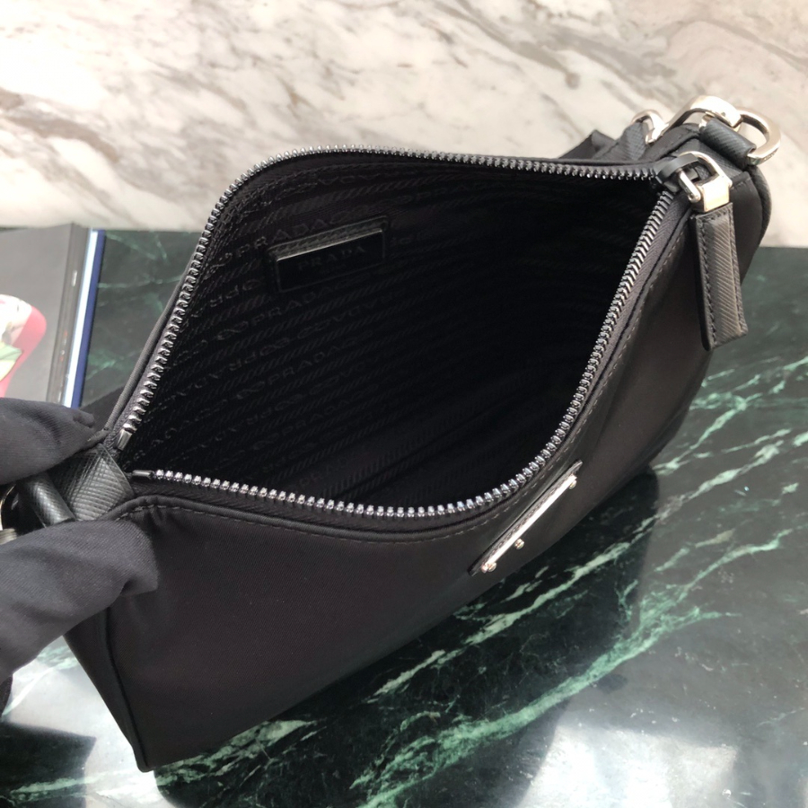 프라다 리나일론크로스바디백8.jpg